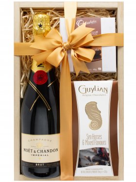 Moet & Chocolates - Champagne Hamper